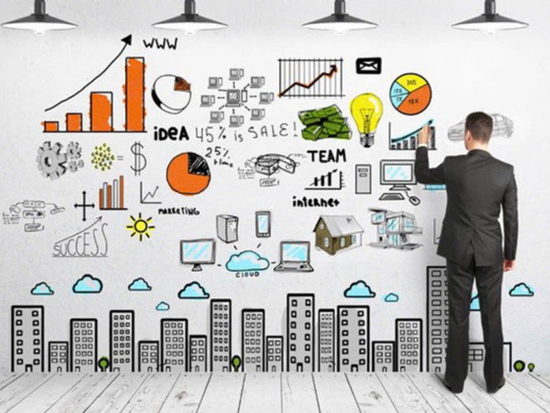 Tay vợt đang tập trung phân tích dữ liệu trận đấu